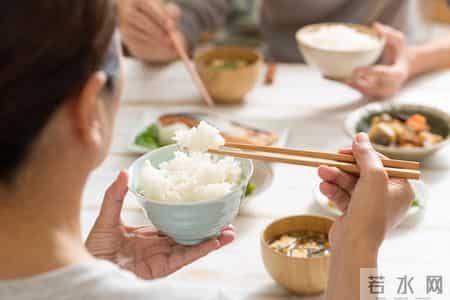 吃饭9分饱被推翻了？医生调查：过了52岁，吃饭尽量要做到这几点