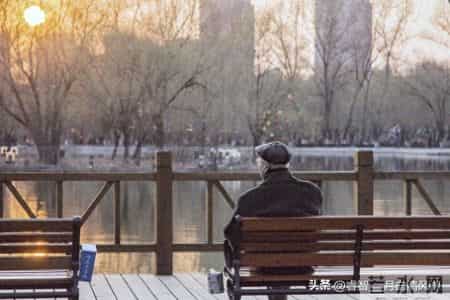 72岁的父亲突然病逝 才发现 很多男人没有真正的 养老生活