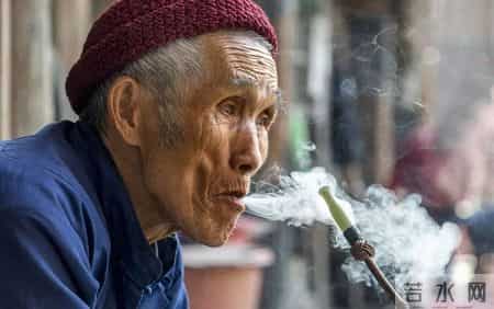 老年人要戒烟吗？医生告诫：60岁以后的老人，吸烟牢记3不吸