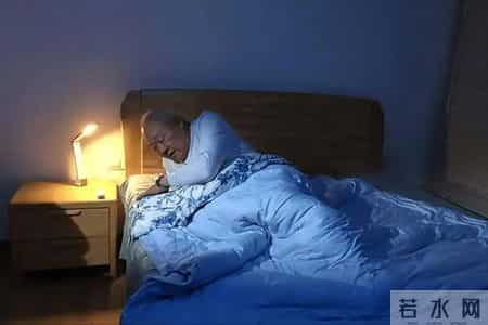 医生再次提醒：老年人宁可多起几次夜，也不要随便在睡前做这几事