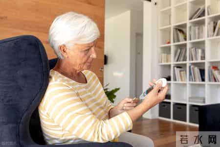 医生告诫：最能清理肠道的行为，不是节食！而是频繁做这4事