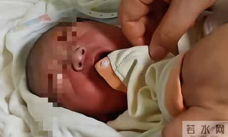 疼死了！新生儿被剪断手指紧急转院，暂不谈赔偿，家属发声太揪心