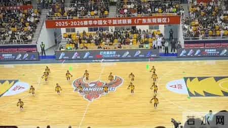 幼儿园萌娃篮球操失误！神级团队配合逆天改命，成年人看了...