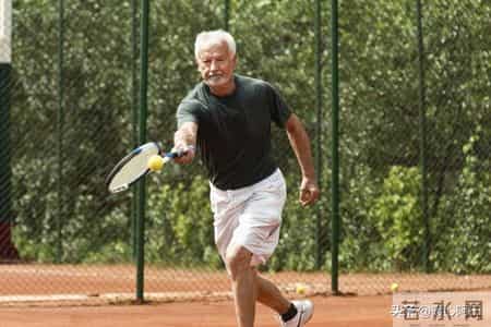 人老了才明白：最大的炫富不是退休金多少，而是这事儿能不求人！