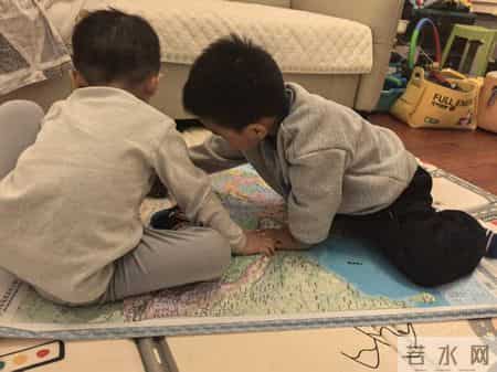 男孩爱“打架”玩该不该支持？