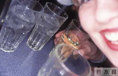 医生研究发现：每日饮酒的高血压人，多数临近60岁或有4种异样