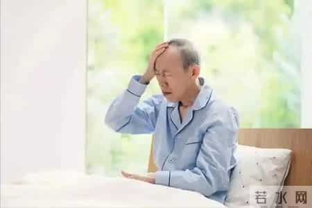 调查发现：喜欢饭后就午睡的老年人，不出半年，身体或有这4变化