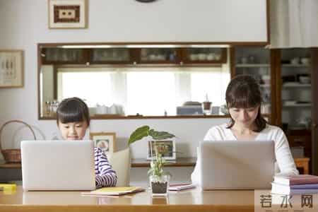 孩子宛如父母的一面镜子，父母的模样就是孩子成长的参照。