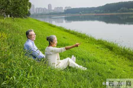 晚年搭伙过日子，70岁大爷直言：女人过60，只剩这两点最吸引人