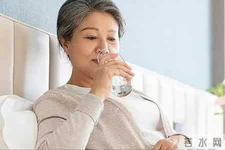 医生再次提醒：老年人宁可多起几次夜，也不要随便在睡前做这几事