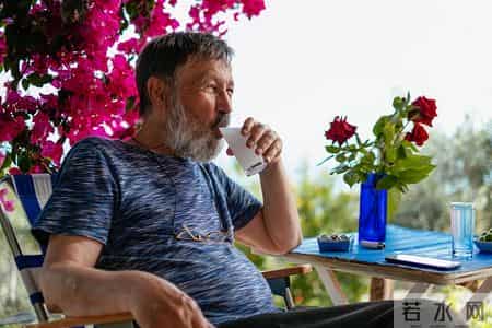 医生研究发现：每日饮酒的高血压人，多数临近60岁或有5种异样