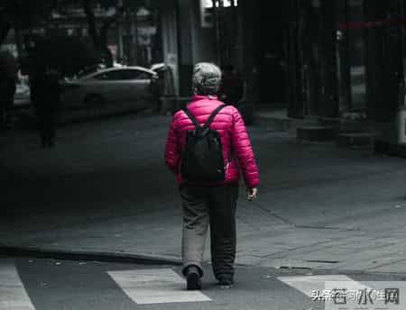 65岁姑妈突然病逝，我才发现：多数女人没有真正的“养老生活”