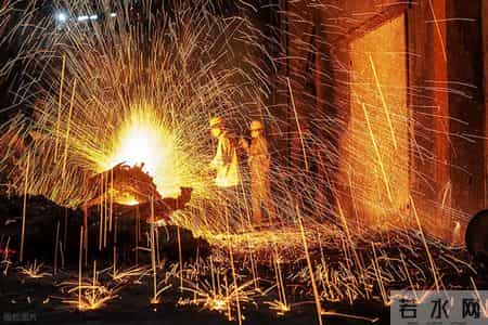 当人人都积极投身于企业工厂工作时，社会才能实现良性发展。