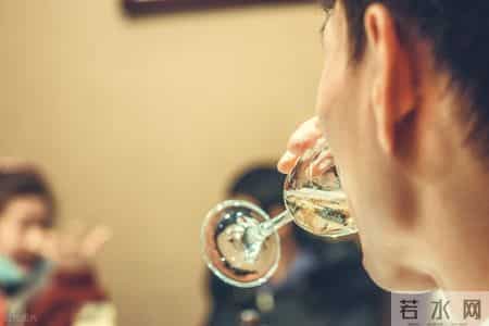 调查得出：每天都喝酒的人，大多到了50岁后，身体或有3种痛苦