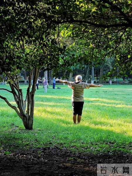 退休两年才明白：那些日子过得舒坦的男人，大多都想通了这四件事