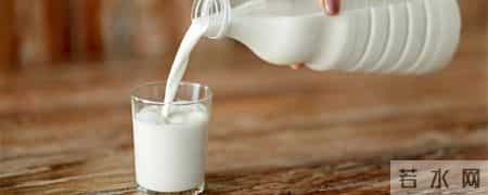 晚上喝牛奶等于“服毒”？什么时间喝牛奶最好？4个误区别再犯