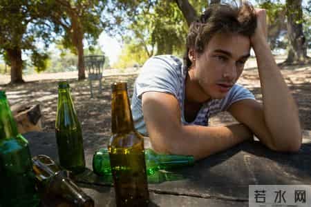 医生研究发现：每日饮酒的高血压人，多数临近60岁或有4种异样