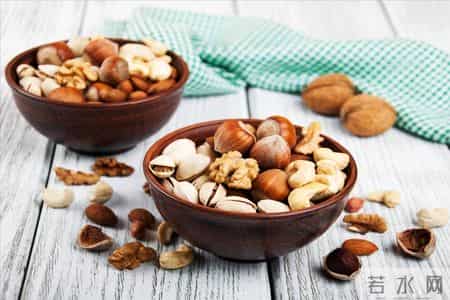 62岁阿姨每天吃一把核桃，半年后去复查，医生问吃了啥？