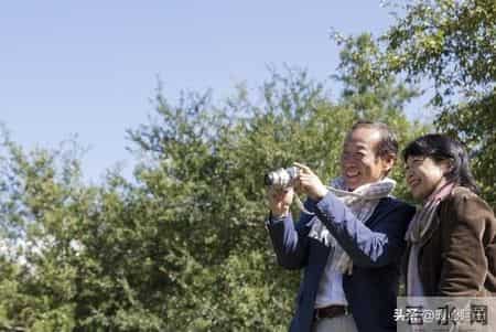 人老了才明白：最大的炫富不是退休金多少，而是这事儿能不求人！