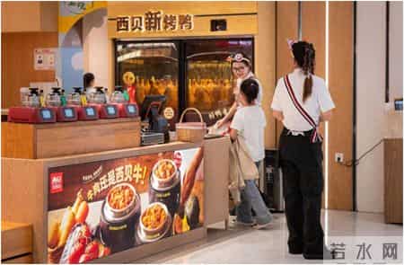 有博主探店发现,西贝服务员的状态有点不一样