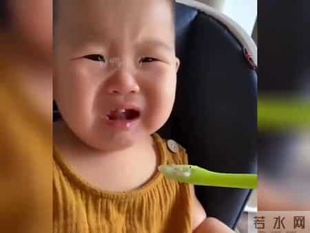 宝宝第一次吃辅食鸡蛋羹，表情萌到爆！太萌太可爱啦