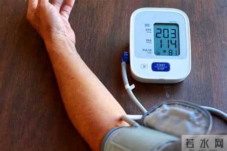 山东一66岁大妈喜欢睡前泡脚，不久脑梗去世，医生怒斥：太无知了