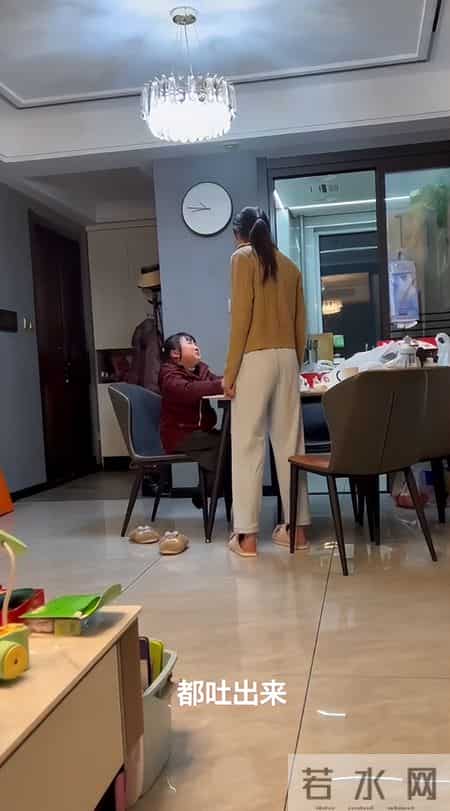 “就是穷！”女孩吃草莓被小姨咒骂没规矩，网友：下次藏被窝里!