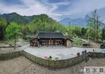 退休三年才明白：不干活还能拿钱，吃饭睡觉就是在挣钱，太爽！