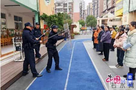 宜宾屏山金沙江幼儿园开展安全培训暨防恐应急演练活动