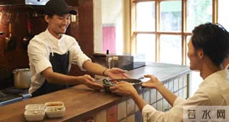 面板店老板招了名帅小伙，他吃苦能干，后来发现小伙竟是未来女婿