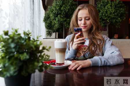 排队时爸爸刷手机，孩子冲上马路被撞：妈妈“全责在爸爸”