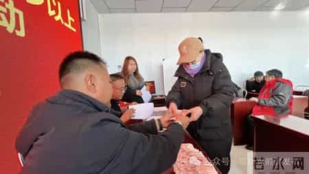 赞！鄂托克前旗这个嘎查给老人发医保补贴啦！5.4万元直达135位农牧民