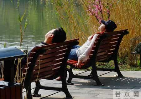 骨质疏松者的坚果食用警报！医生：这5类坚果慎食，影响骨骼健康