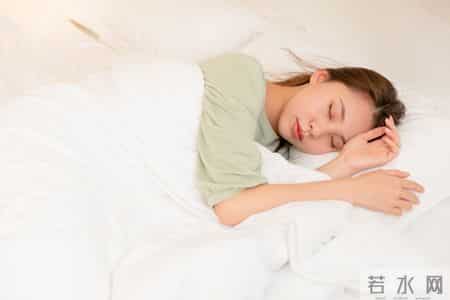 胃病与睡觉有关？医生：胃不好的老年人，睡前千万避免4件事