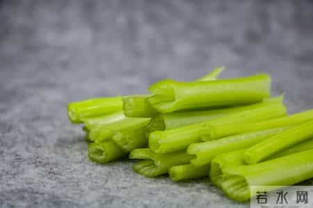 42 岁女性患上高血脂，天天吃芹菜，2 个月后复查，医生：你咋做到