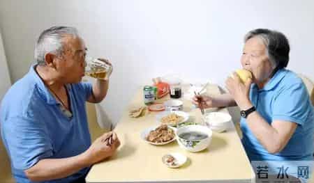 医学研究：长期不吃晚餐的人，不出一年，胆囊健康或出现4个警示