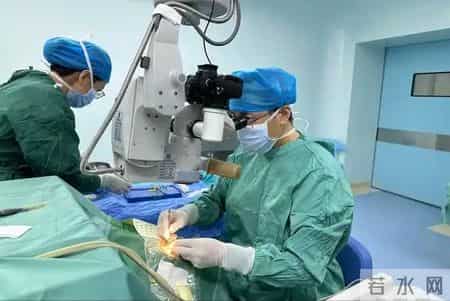 老年人眼睛越来越模糊？医生：或是4种疾病的讯号，别以为是老了