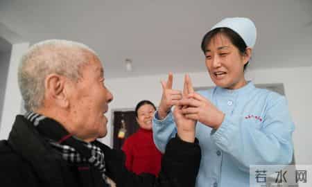 50万护理员撑不起4000万失能老人？“第六险”能救谁？