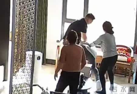 河北男子暴打坐月子老婆，当丈母娘面提刀威胁，网友：这婚必须离