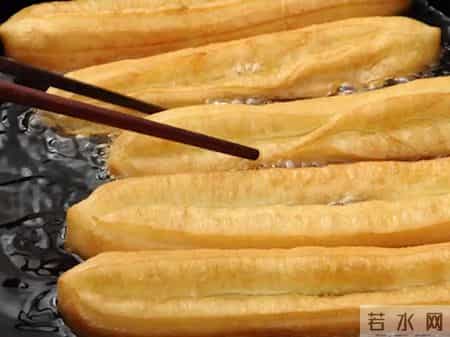 油条再次被关注！医生发现：糖尿病患者吃油条时，要多注意这4点