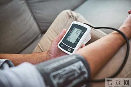 一66岁大妈喜欢睡前泡脚，不久脑梗去世，医生怒斥：太无知了