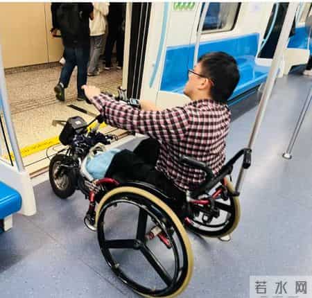 发现没？最近很多年轻人骑电动轮椅上下班！这是怎么回事？