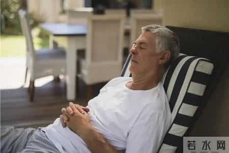 调查发现：喜欢饭后就午睡的老年人，不出半年，身体或有这4变化