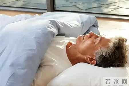 调查发现：喜欢饭后就午睡的老年人，不出半年，身体或有这4变化