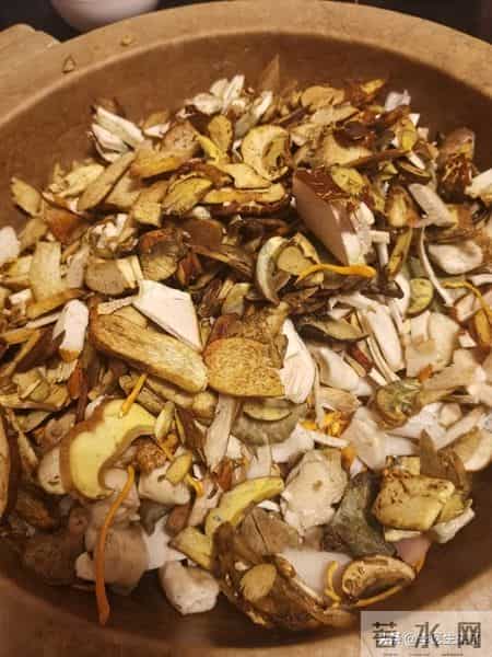 夏天尿路感染高发？2种中成药搭配，清湿热利小便缓解尿黄刺痛！