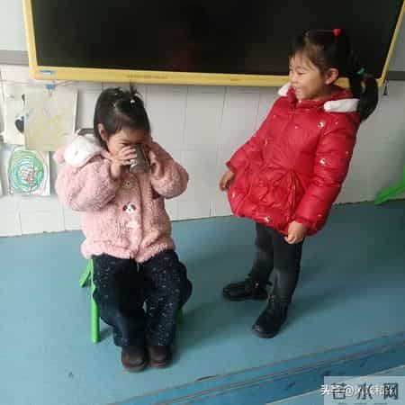 晨检娃拒穿鞋大哭？32年幼师一招“七不责”搞定！