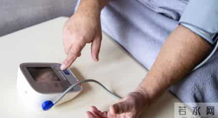 小寒过后，医生建议高血压患者：宁可天天玩手机，也别忽视这7点
