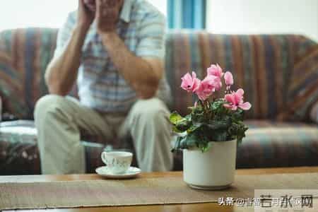 72岁的父亲突然病逝 才发现 很多男人没有真正的 养老生活