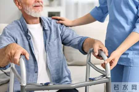 一旦患上骨质疏松，4种食物要忌口！医生：吃得越多骨钙流失越快