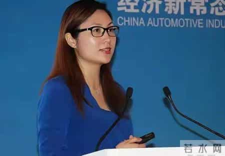 她北大毕业曾是央视记者，被评为上海劳模，今是美国高官的副总裁